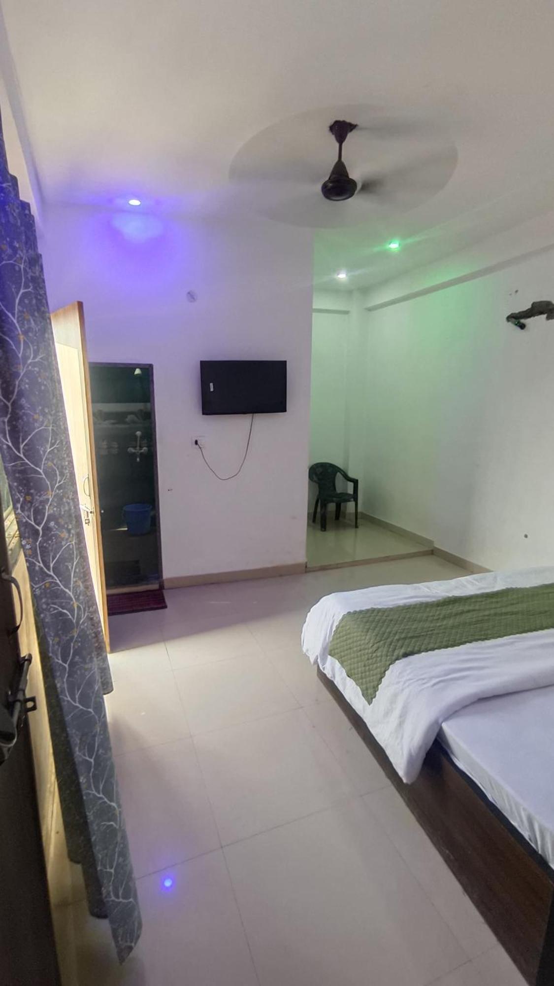 ホテル Shri Jee Dham Near Prem Mandir Vrindāvan エクステリア 写真